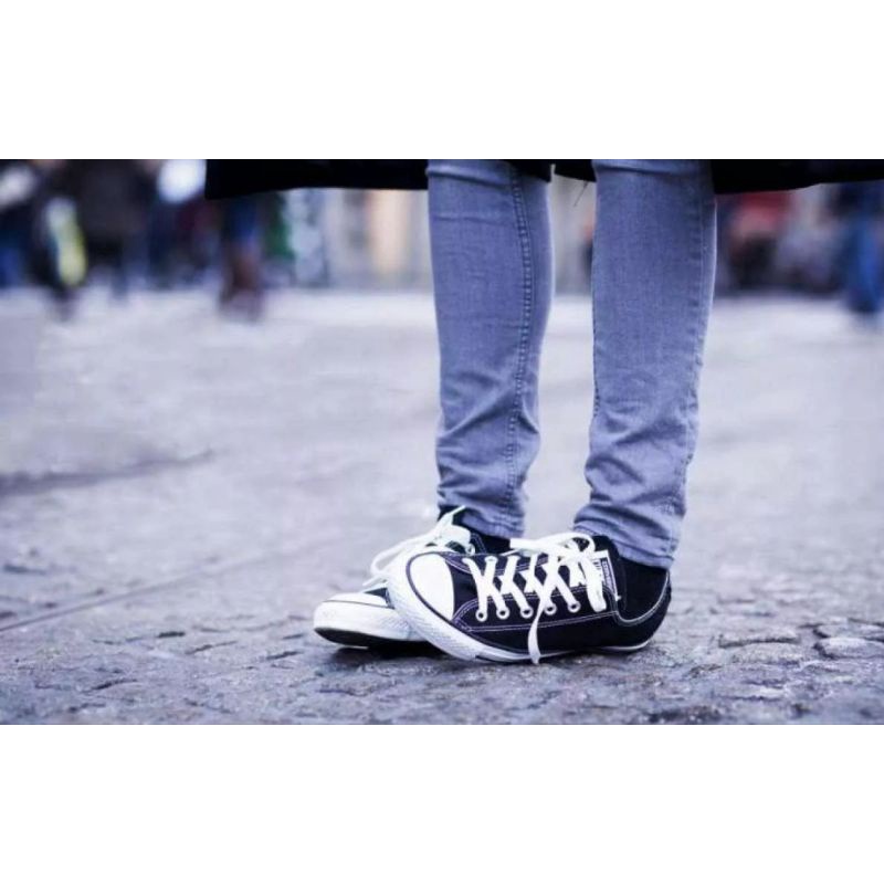 sepatu converse.terbuat dari bahan kampas esol karet mentah