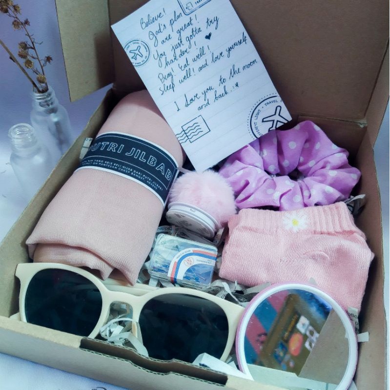 

Hampers Bella Square/Hampers Jilbab/Hampers Graduation/Hampers Murah/Kado Ulang Tahun