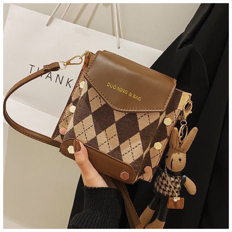 KOREAN VINTAGE SQUARE SLING BAG FREE KEY CHAIN RABBIT DOLL / TAS KULIT KOTAK / TAS KOREA SLING BAG / tas selempang kulit / tas slempang