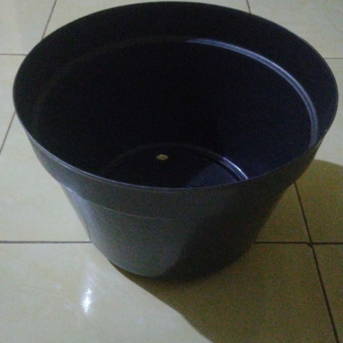 pot hitam ukuran 30 cm
