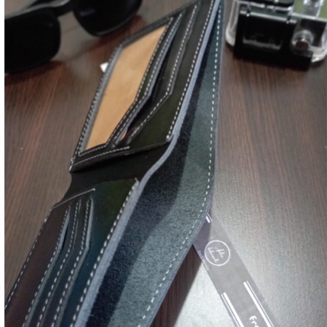 DOMPET PAS UNTUK KAMU‼️dari anton hilmanto bahan kulit sapi asli model lipat dua dompet tipis model dompet sederhana #dompet #dompetlipat #dompetkulit #dompetkulitpria