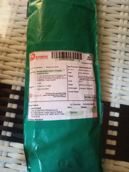 Cake Scrapper Penghalus Buttercream  Cake Adjustable Alat Dekorasi Kue Tart Alat Hias Cream Kue