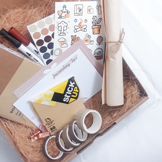 

Gift box Journaling Package - Notebook dotted, Sticker lucu, Brush pen, Kertas Vintage, Free Card