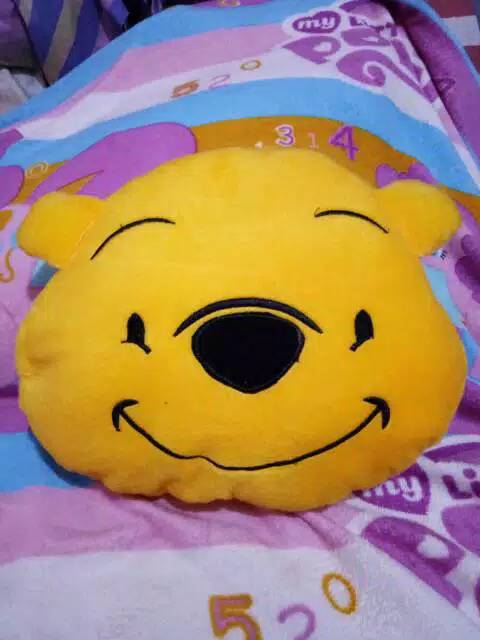 Bantal velboa kepala boneka karakter.