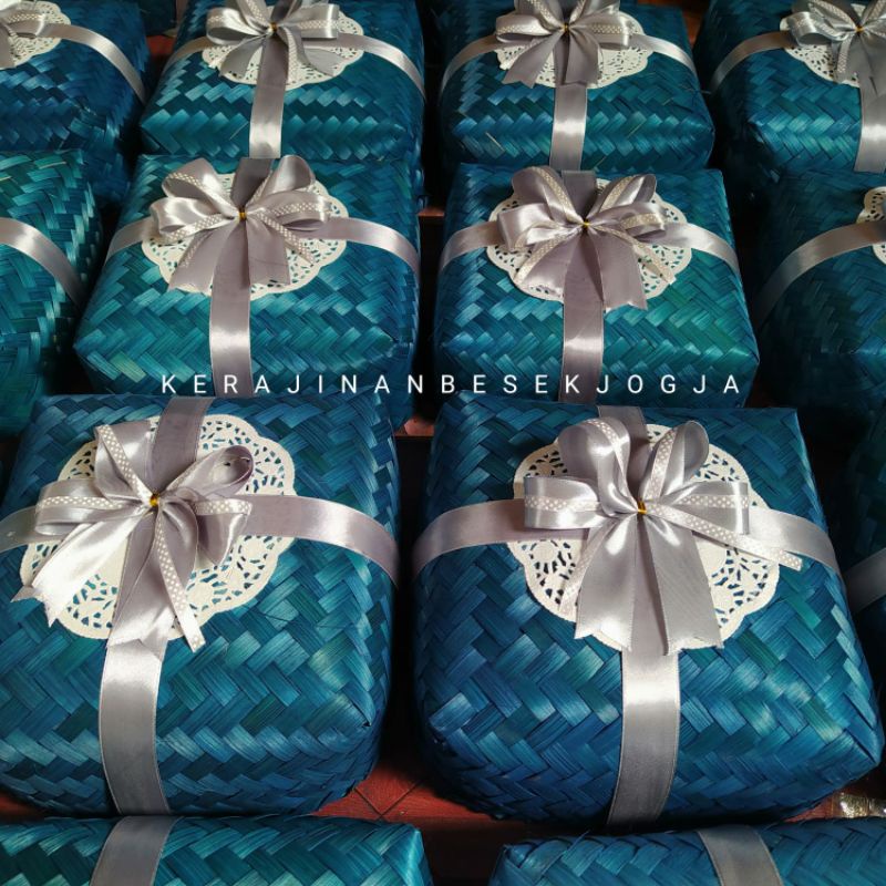 

SEPASANG BESEK 22X22CM WARNA PITA | besek pita besek Jogja besek murah besek bambu besek kenduri