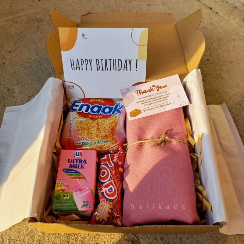 

Hampers Gift Box Snack & Hijab PashminaKado Wisuda/Ulang Tahun/Wedding