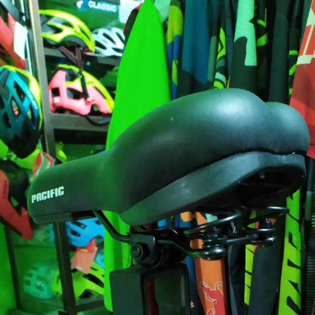 Sadel sepeda per empuk sadel pegas