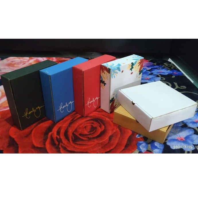 

Box hampers kotak kado 24x24x7