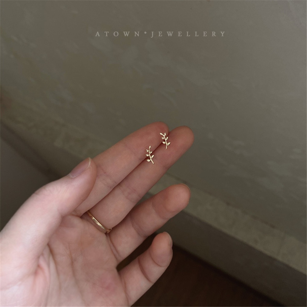 1 Pasang Anting Pejantan Korea Temperamen Mini Emas Cabang Zaitun untuk Wanita