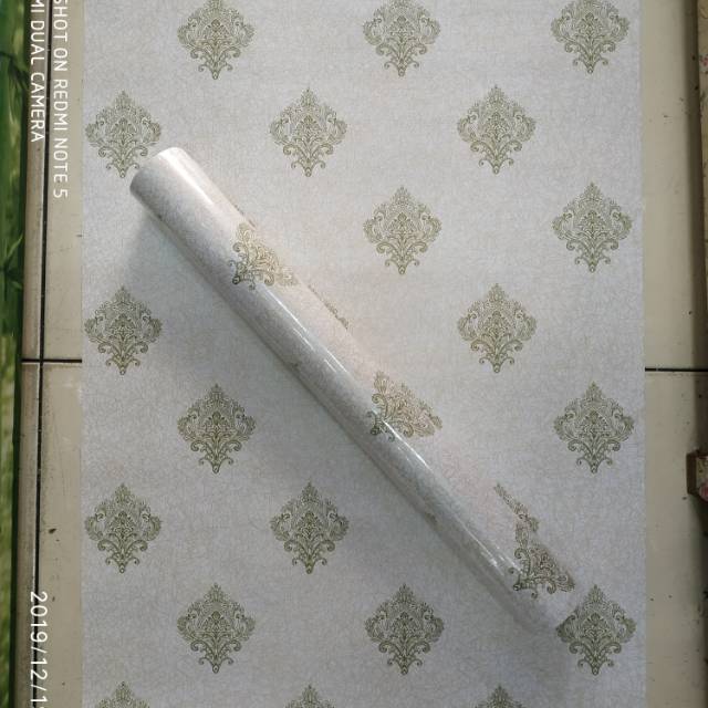 Wallpaper dinding motif batik klasik