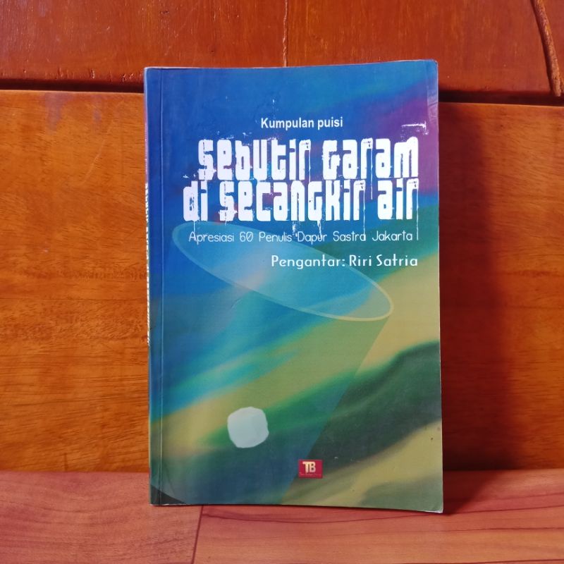 BUKU KUMPULAN PUISI - SEBUTIR GARAM DI SECANGKIR AIR - APRESIASI 60 PENULIS DAPUR SASTRA JAKARTA