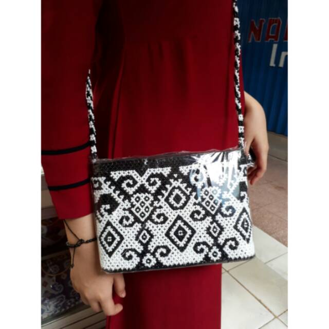 Tas slempang manik dayak