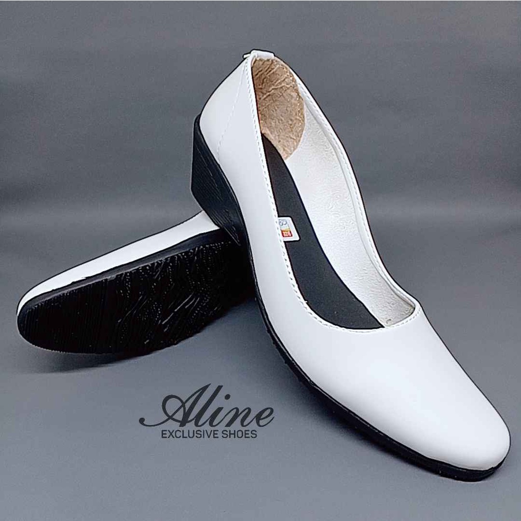 Aline Sepatu Pantofel Wanita Hak 5 Cm Fantofel Wedges Kerja Hitam Polos AW25