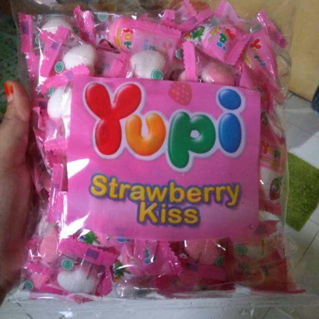 

Permen Yupi Strawberry kiss kiloan 250gr