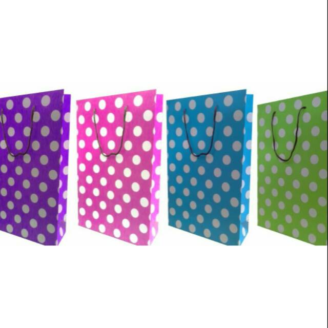 

Paper bag/tas kertas polkadot. 1 pak isi 3 pcs (harus warna yang sama)