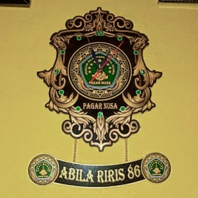 JAM DINDING UKIR KAYU PAGAR NUSA DESIGN BARU  UKURAN LEBIH BESAR DARI JAM BIASA GANTUNGAN BISA RIQUE