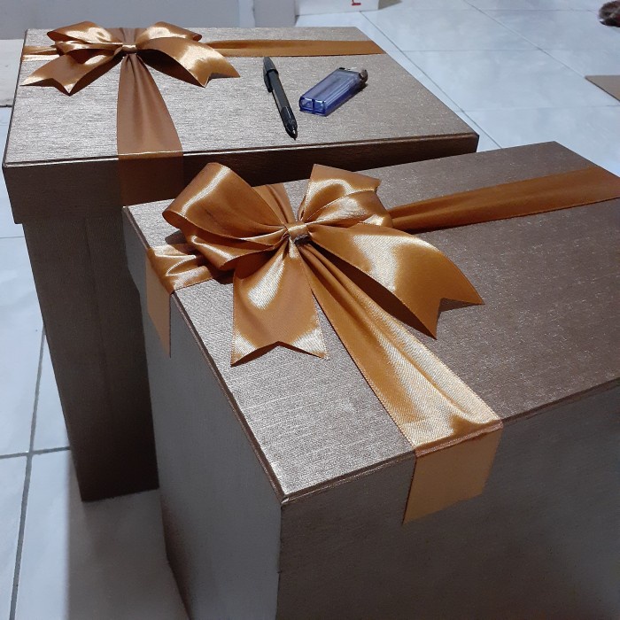 

Ginger- Box Hadiah Jumbo Coklat Gold khusus grab atau gosend - Coklat Gold, 35x20x15cm