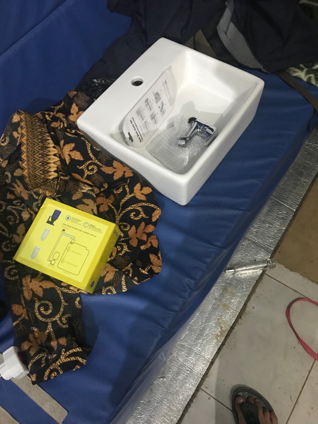 Wastafel Keramik Kotak Sericite + Kran