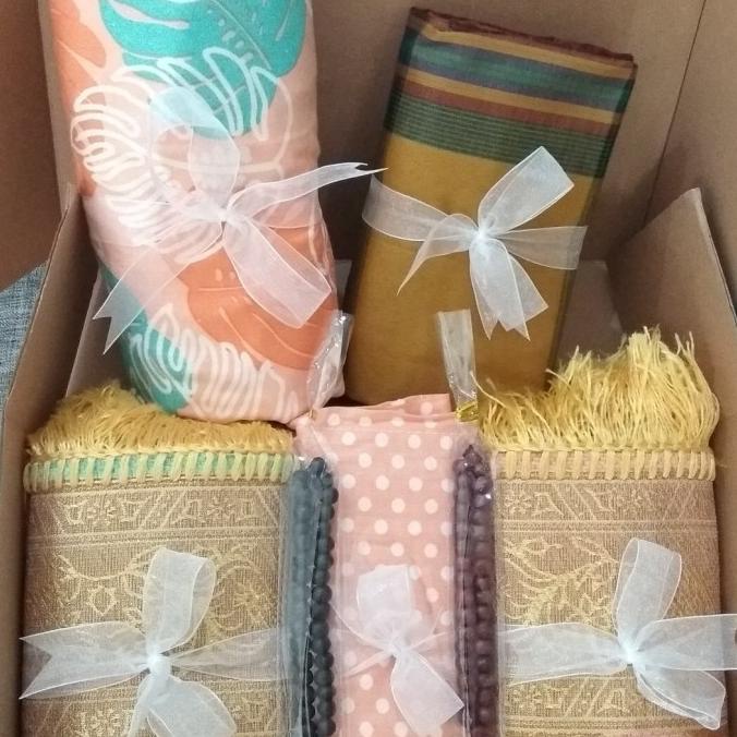 

Paket Kado Pernikahan Lengkap Mukena Sarung Hampers Sajadah Mukena