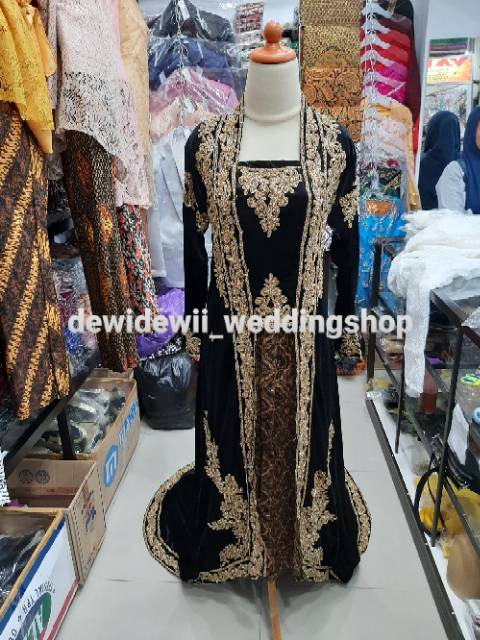 Baju bludru Pengantin Putri, ekor panjang