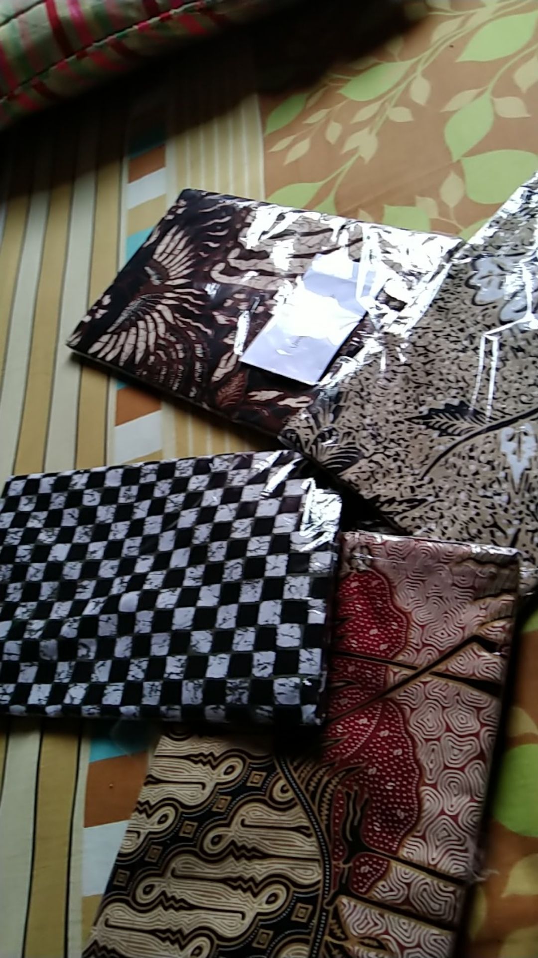 Kain Batik Solo (lawasan) Motif Gunungan Wayang Catur Warna Abu-abu Tua