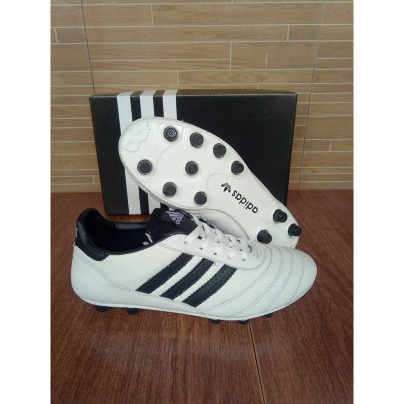 Sepatu Sepak Bola Adidas
