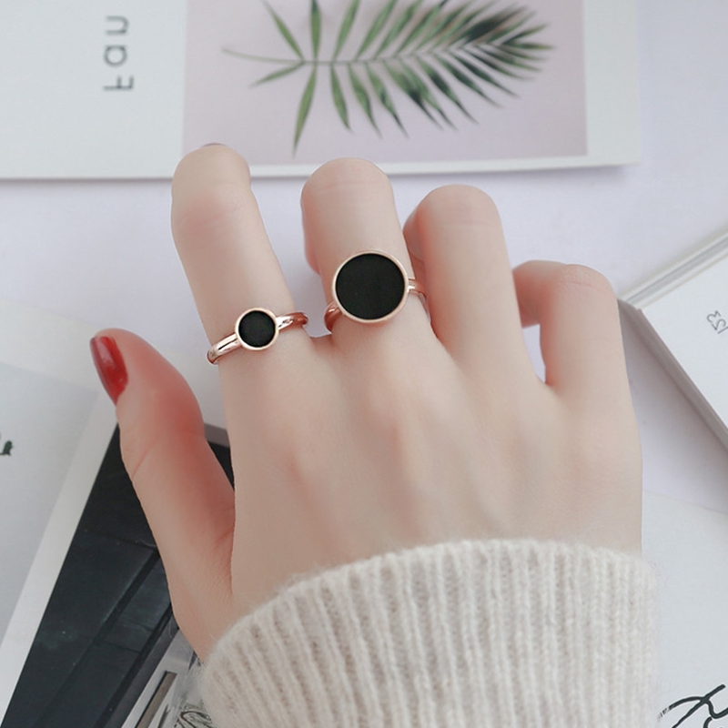 Cincin Titanium Premium Lapis Emas 18K Bentuk Bulat Bahan Warna Hitam-Won