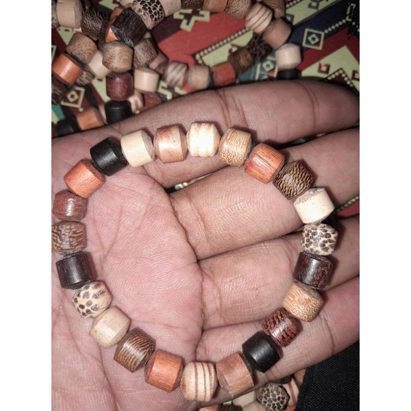 gelang 11 kayu antik kaya akan manfaat