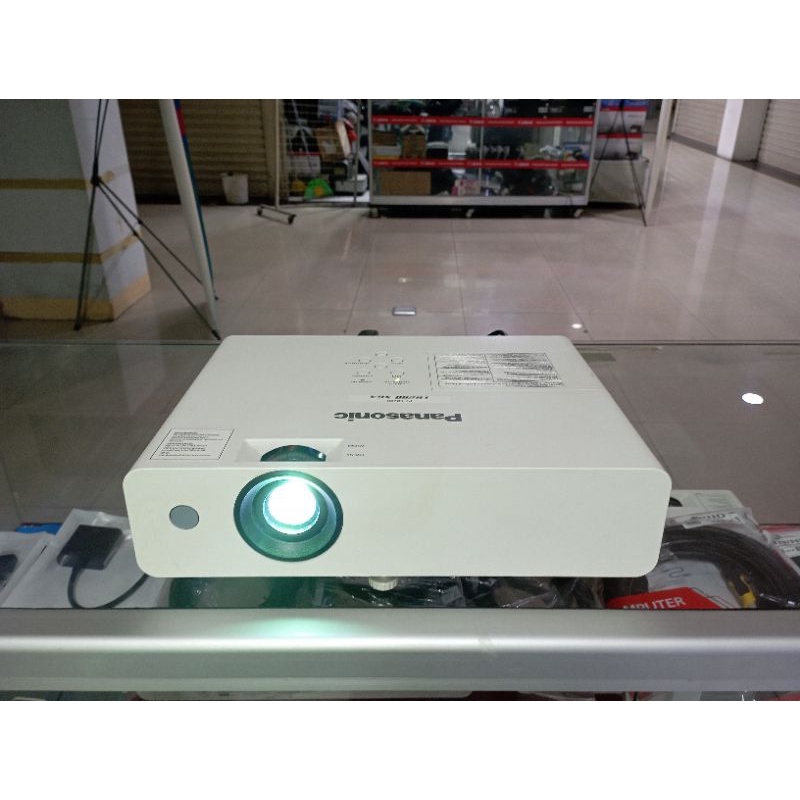 proyektor panasonic pt-lb280 second/bekas normal. 2800 lumens. xga. hdmi