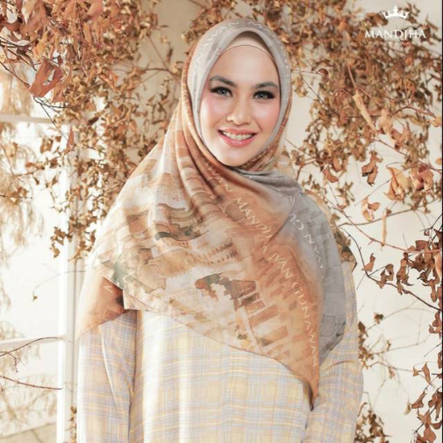 MILAN SCARF MANDJHA BY IVAN GUNAWAN