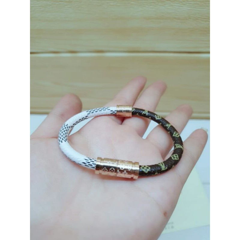 Gelang kulit lv / gelang lv magnet / gelang kulit magnet titanium / gelang titanium lv kulit 2 warna