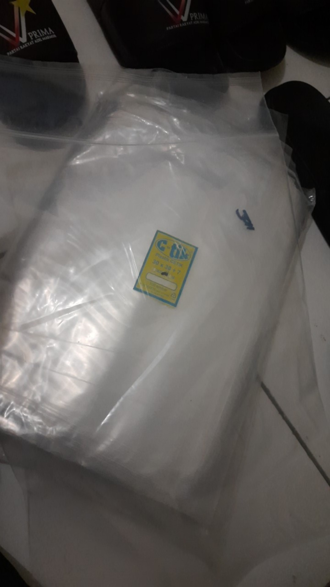 Plastik Klip Pond Oval Plong (tebal) 30x38+7/ 30x45 Isi 100 Lembar. Bening,susu,hitam