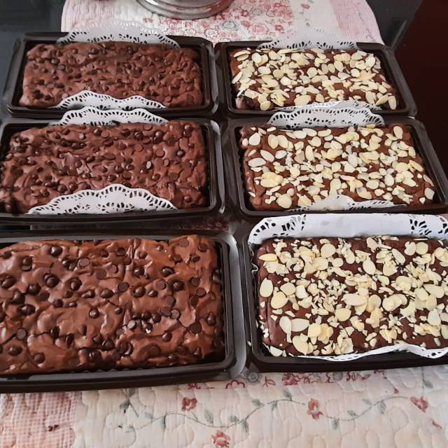 

Legit dan moist, permukaan kering dan lembab di dalam, brownies kami di buat dengan bahan terbaik