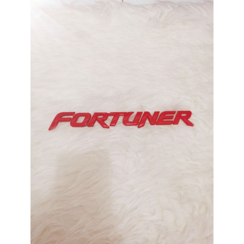 Emblem tulisan fortuner warna merah