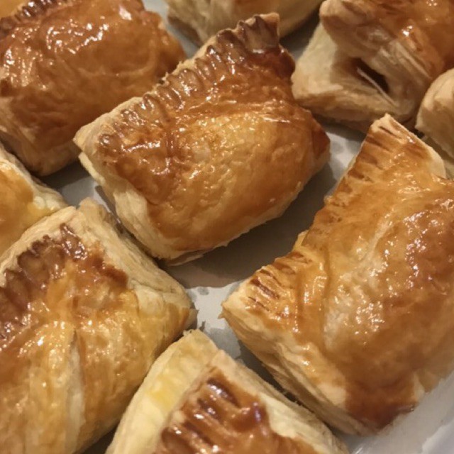 

PASTRY SAUSAGE BROOD, QUICHE, APPLE STRUDEL. PREMIUM PASTRY (baca notes yaa)