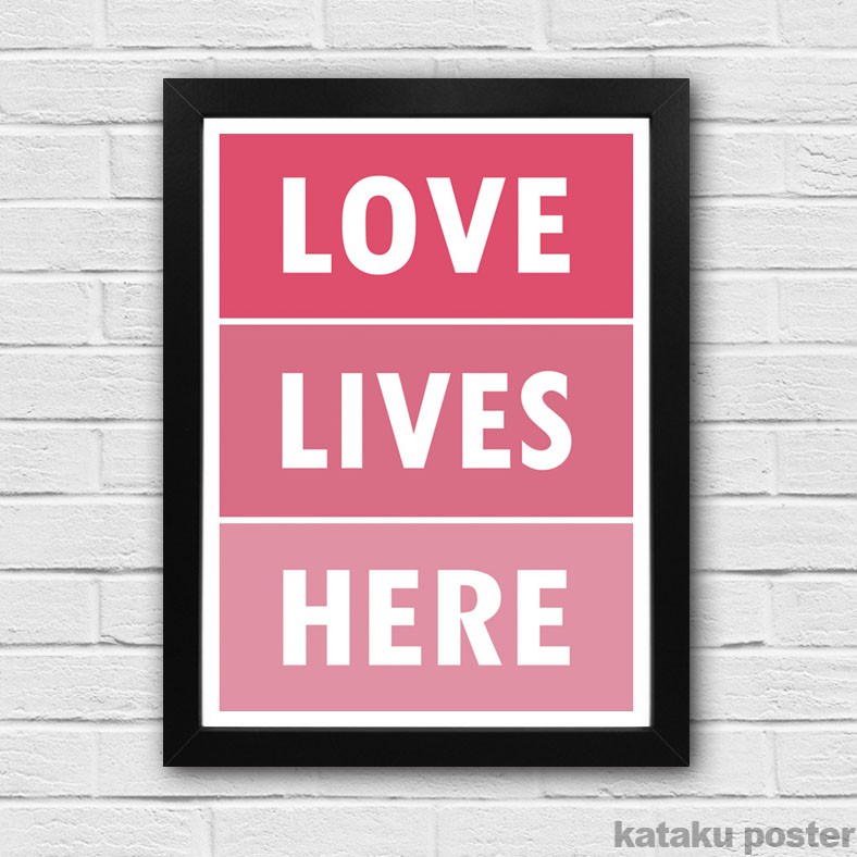 Poster Tipografi Inspiratif Love Lives Here Pigura 
