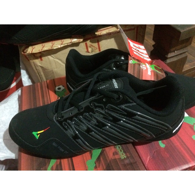 Sepatu sekolah ardiles hitam.