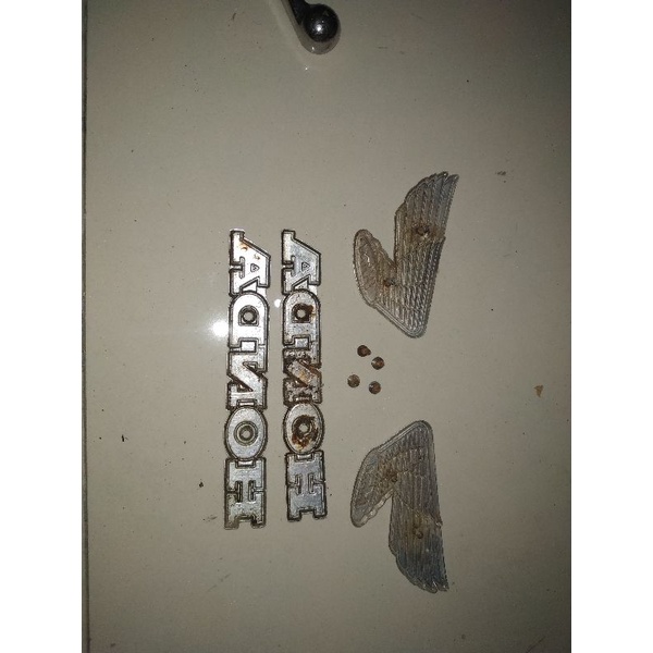 emblem tangki honda cb100 glatik original