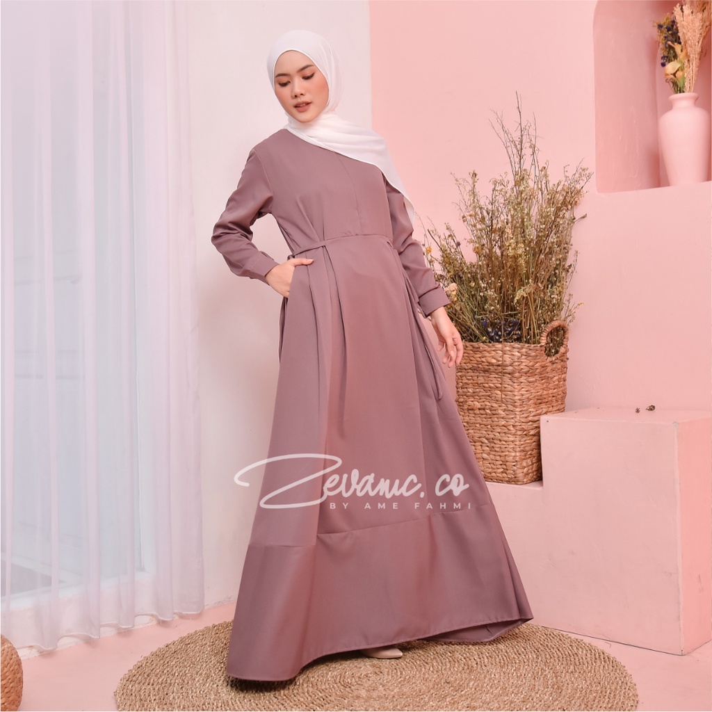 Amelia Maxi Dress Polos Casual Daily Dengan Aksen Ruffle Dan Belt Ikat Pinggang Di Samping Gunakan Produk Original Premiun By ZEVANIC.CO-BURGUNDY