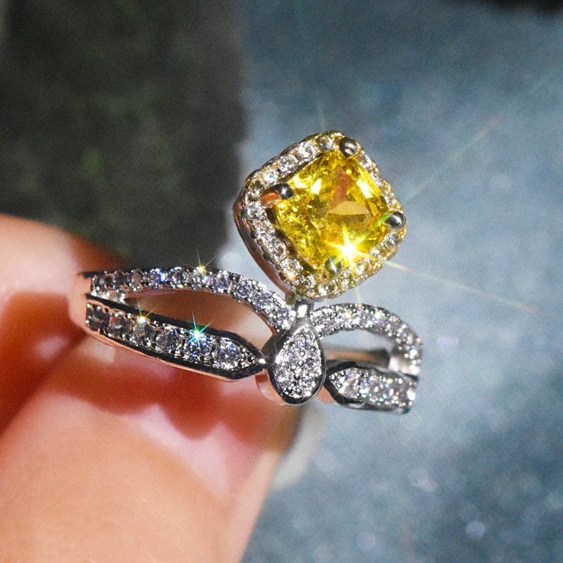 Cincin Bentuk Mahkota Aksen Kristal Warna Silver Untuk Wanita