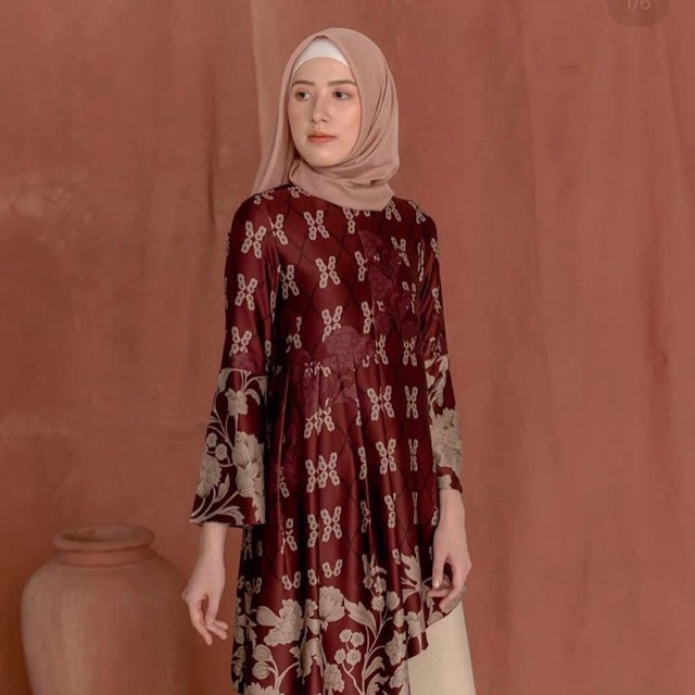 Flores tunik wearing klamby