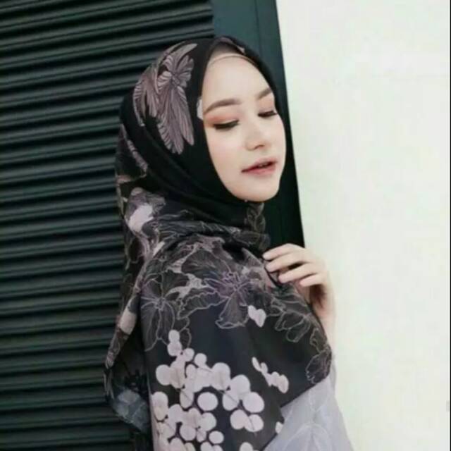 Preloved Winter Scarf by Vanilla Hijab / Vanilla Hijab Winter Black