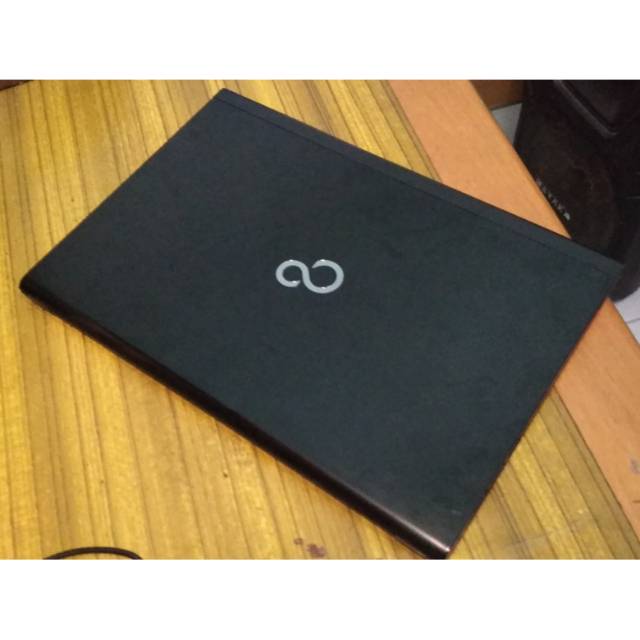 Laptop Fujitsu Lifebook UH574 ultrabook touchscreen mewah i7 8GB SSD tipis kenceng ringan
