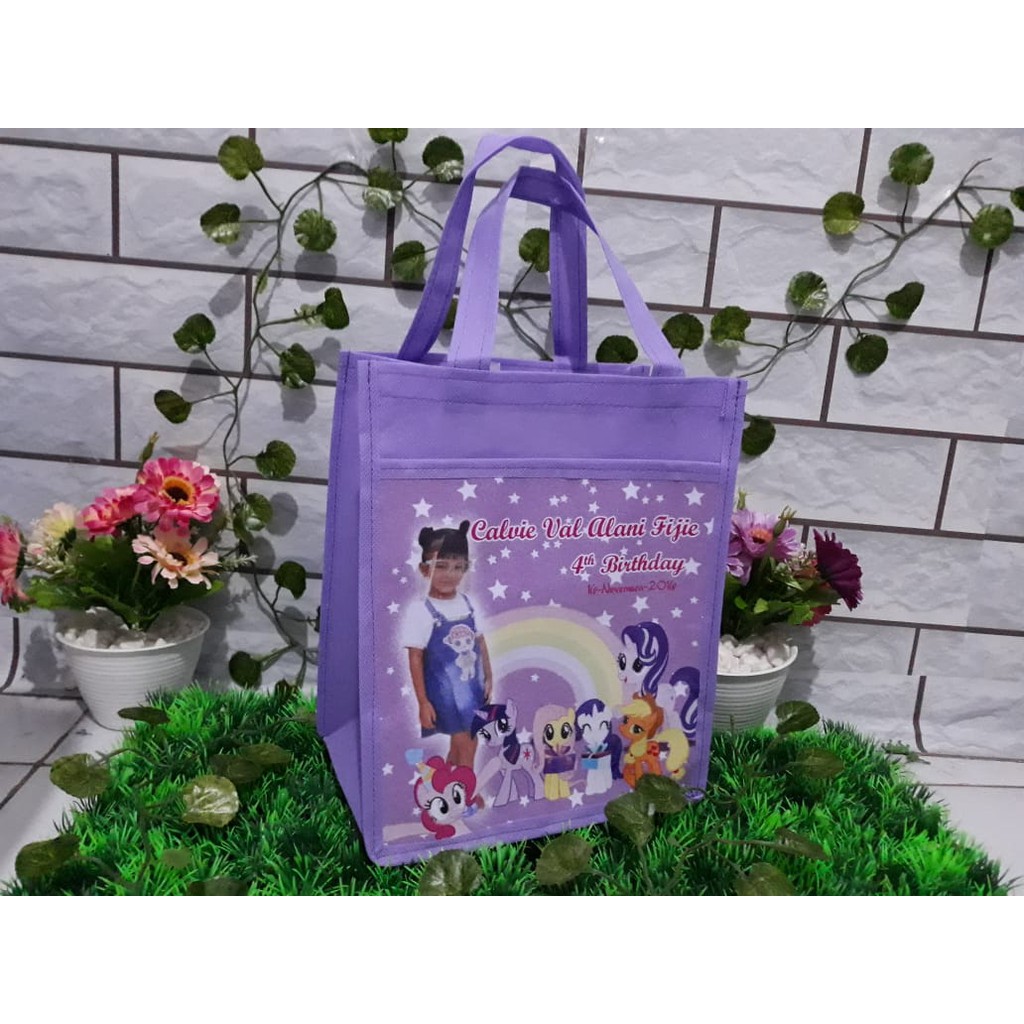 

TAS KANTONG ULTAH CUSTOM / TAS SOUVENIR ULANG TAHUN MURAH / GOODIEBAG HAMPERS MURAH