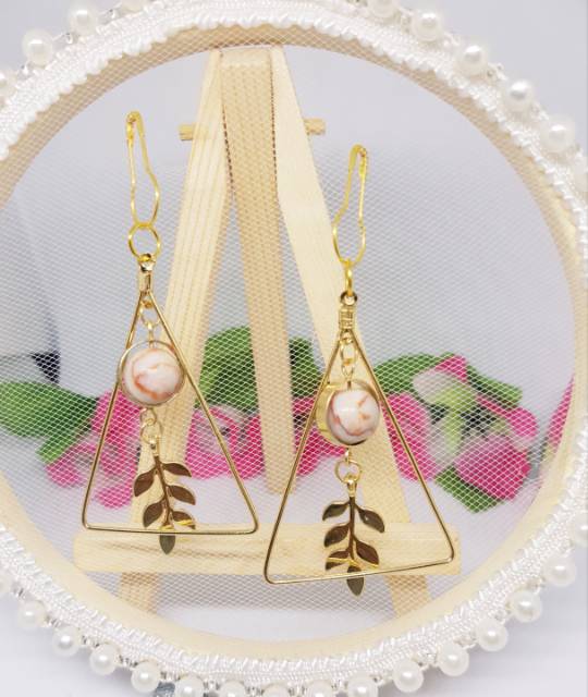 A17 Anting hijab segitiga gold daun