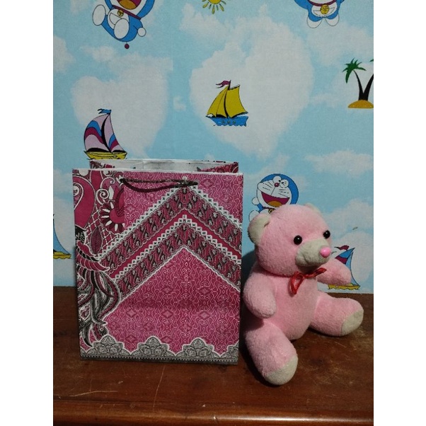 

Paper bag motif batik merah ukuran P18xT22xL13 paper bag polos/tas kertas/Kraft bag/tas hajatan/bingkisan murah