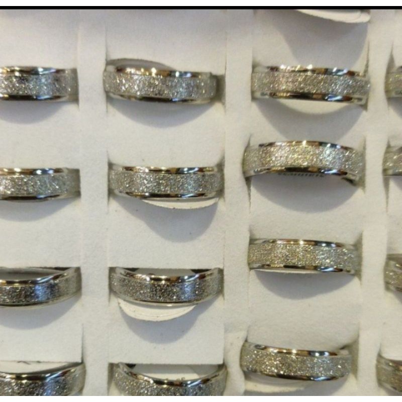 Cincin titanium pasir putih