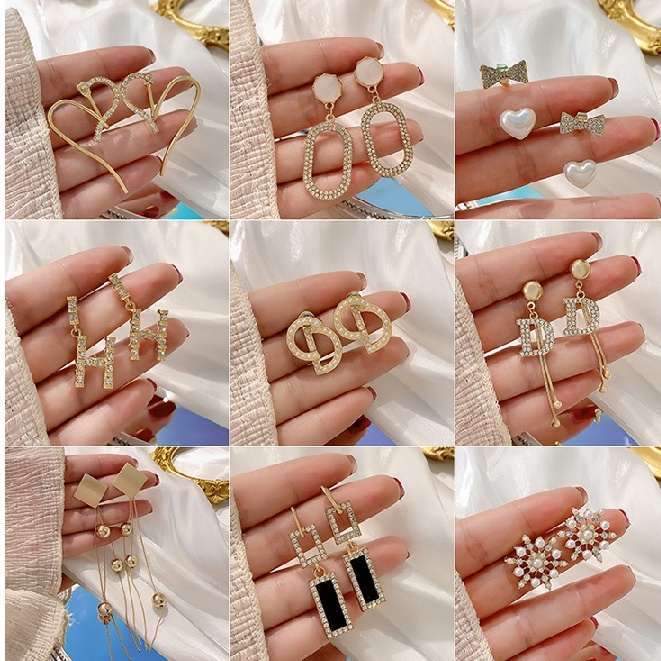 Anting Stud Panjang Aksen Mutiara Bahan Logam Gaya Korea Untuk Wanita