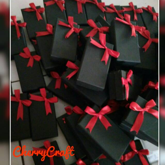 

Kotak Ukuran 10x5x3 plus pita