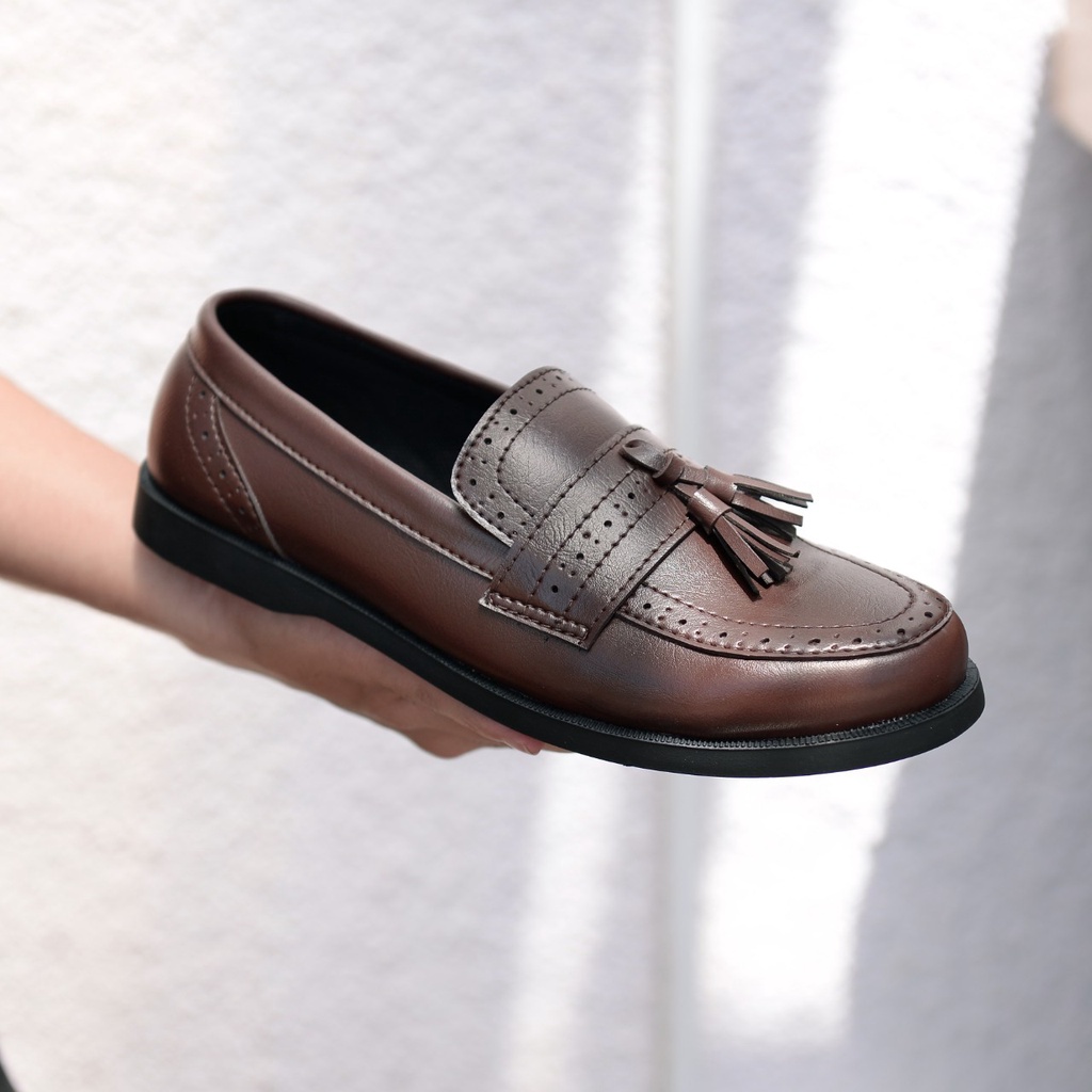 RIONZ x RAMOS - Sepatu Formal Pria Casual Kantoran Nikahan Kulit Syntetis Asli Original Sepatu Pantofel Pria Resmi Formal Hitam Coklat Gaya Trendy Kasual Kantor Kuliah Pesta Nikah Kondangan Gereja Kerja PNS Guru Kekinian Terlaris Terbaru Murah